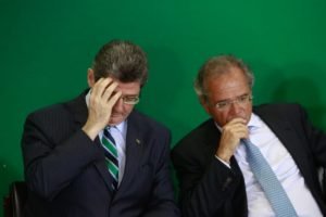 “CEF foi alvo de saques”, diz Guedes na posse do presidente do banco