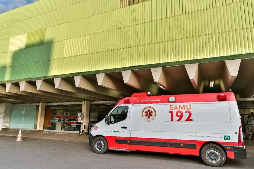 Ambulância do Samu em frente ao Hospital de Base
