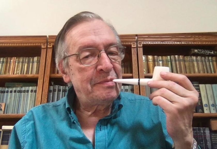 Fiolósofo Olavo de Carvalho fumando