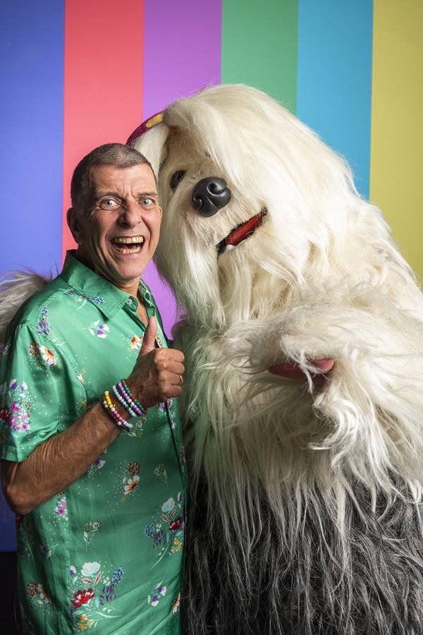 Jorge Fernando abraçado com a cadela Priscila do TV Colosso - Metrópoles