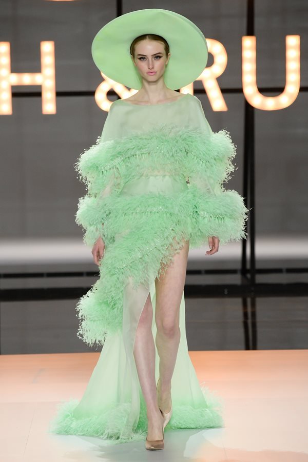 Modelo na passarela da Ralph & Russo