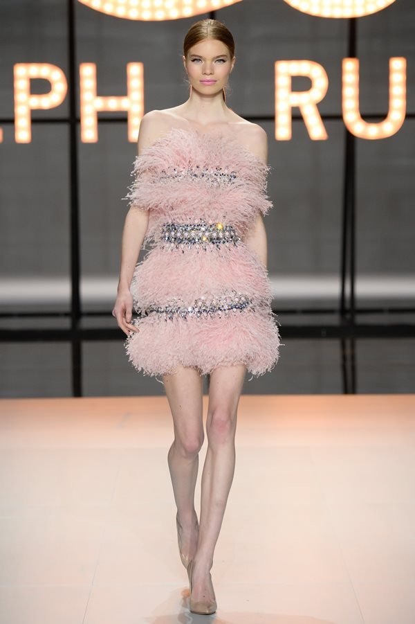 Modelo na passarela da Ralph & Russo