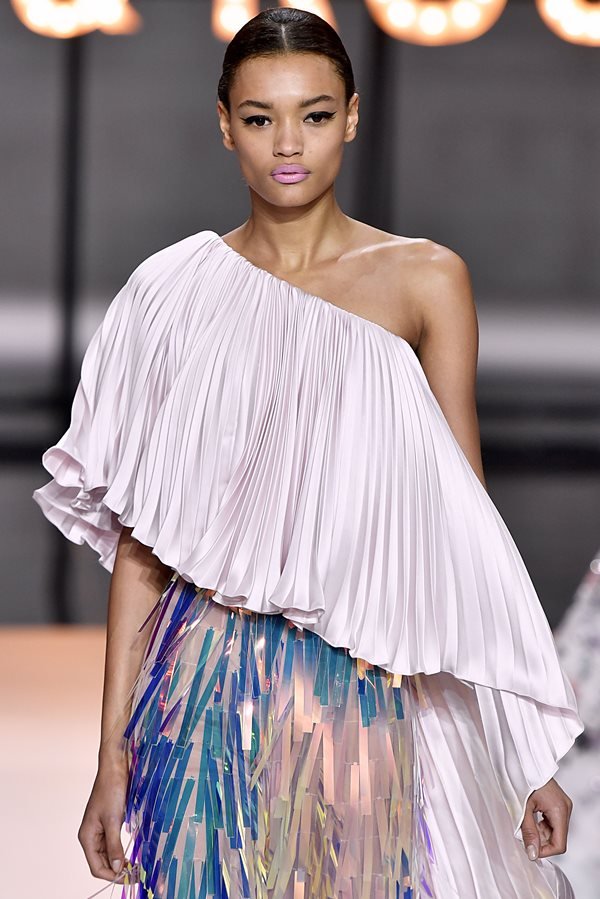 Modelo na passarela da Ralph & Russo