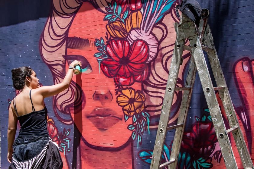 Mulher grafita muro