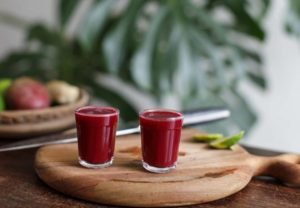 Receita detox: aprenda a preparar um refrescante shot de beterraba