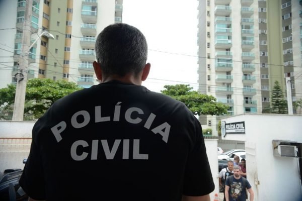 Na fotografia colorida, costas de policial civil foram fotografadas