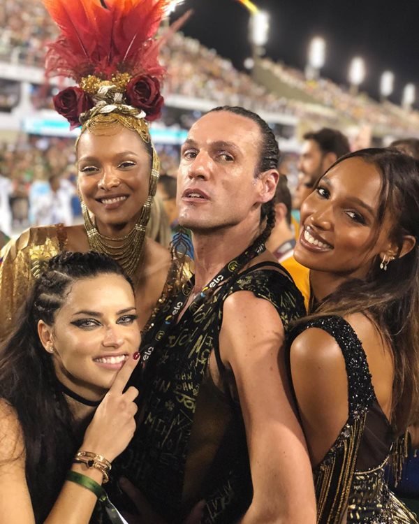 Modelos da Victoria Secret curtem camarote na Sapucaí, Carnaval 2018 no Rio  de Janeiro