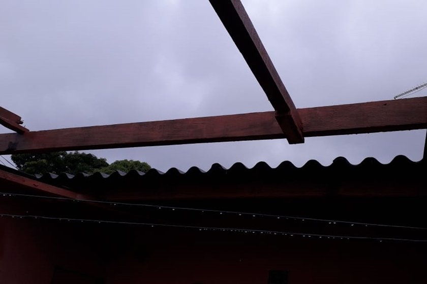 chuva causa destelhamento de casas em samambaia