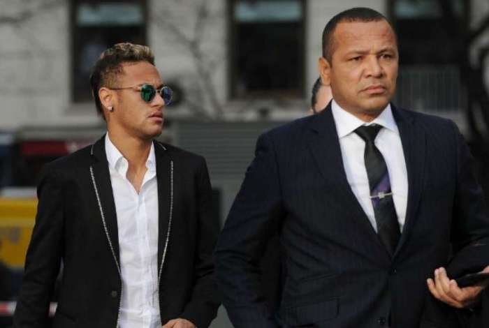 Neymar pai and Neymar Jr. wearing a suit - Metropolis
