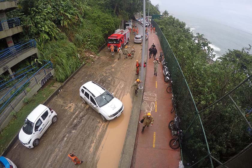 DESLIZAMENTO DE TERRA ATINGE â€˜NIBUS E DUAS PESSOAS ESTâˆšO DESAPARECIDAS NO RIO.