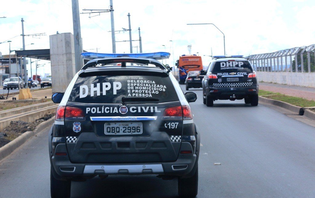 Imagem colorida mostra um carro do DHPP andando em uma estrada. Ele é da cor preta, tem um adesivo escrito DHPP no vidro traseiro - Metrópoles