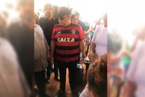 Ibaneis usa camiseta do Flamengo para homenagear vítimas de incêndio