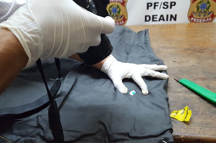 Roupa impregnada com cocaína