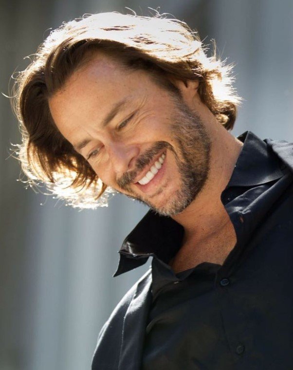 Theo Becker sorrindo