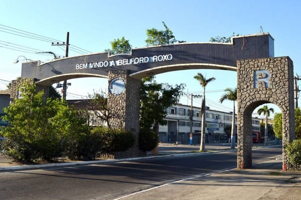 Na fotografia colorida é apresentado portal de entrada do bairrro Belford Roxo, no Rio de Janeiro