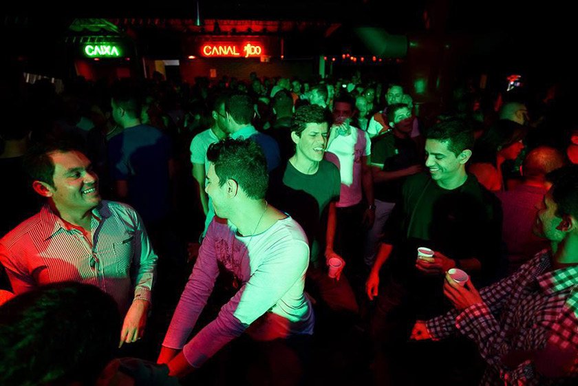 foto escura de festa com pessoas dançando - metrópoles