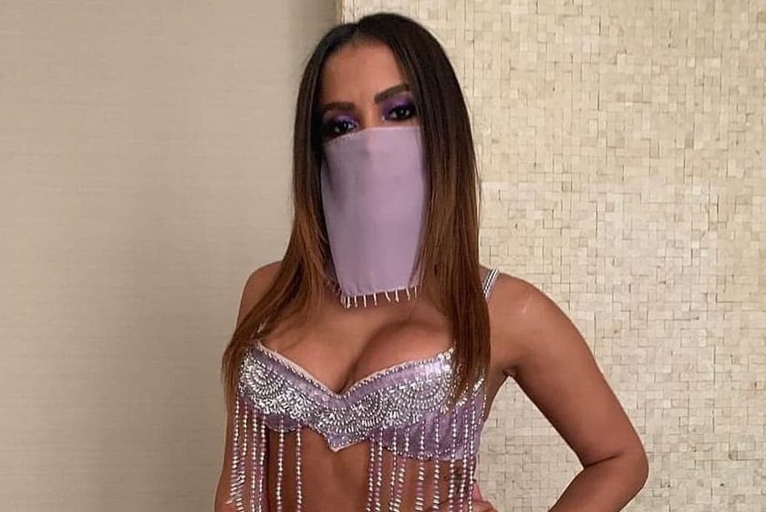 Depois De Tiazinha Anitta Aparece Fantasiada De Feitiçeira Em Bloco 0957