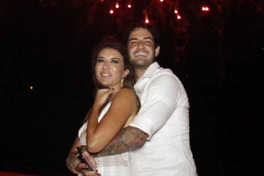 Alexandre Pato e Rebeca Abravanel abraçados
