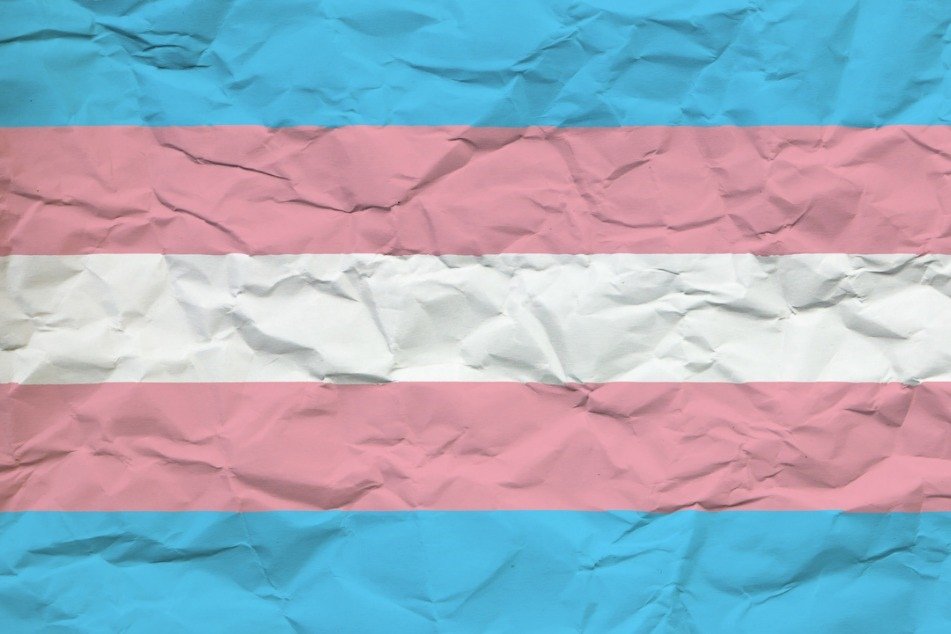 Transexuais e travestis terão direito a manter nomes sociais em lápides no DF