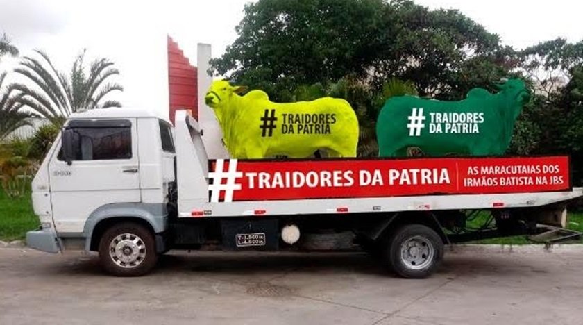 Em protesto Caravana dos Traidores divulga obra com hist ria da