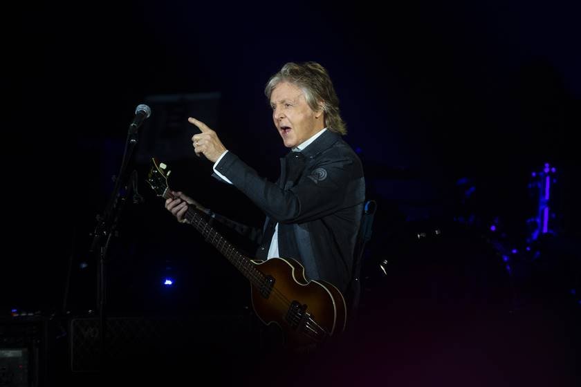 Paul McCartney surpreende fãs com foto praticando ioga de ponta cabeça