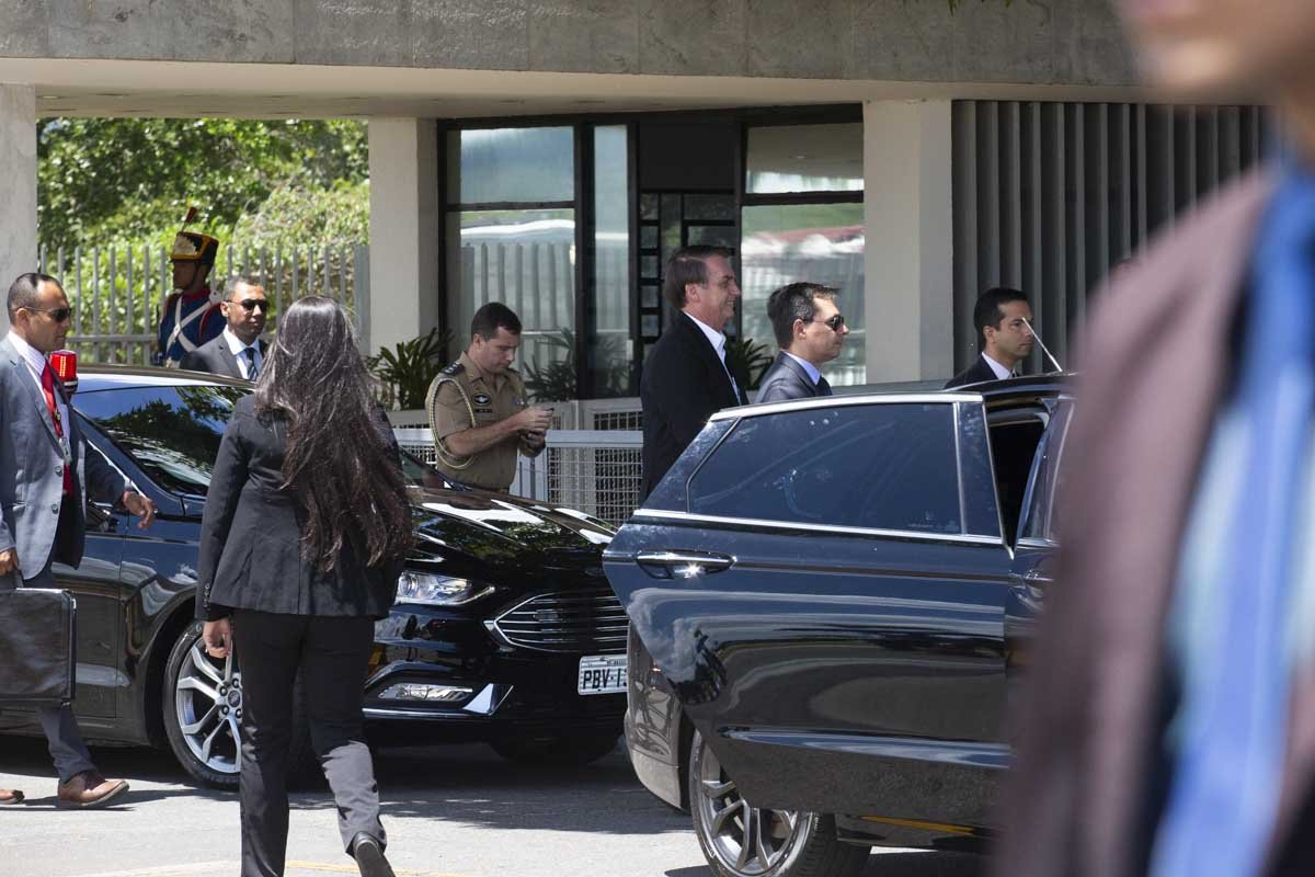 Bolsonaro sai do palacio do alvorada para viagem oficial a Israel