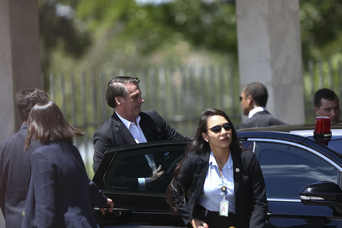 Bolsonaro sai do palacio do alvorada para viagem oficial a Israel