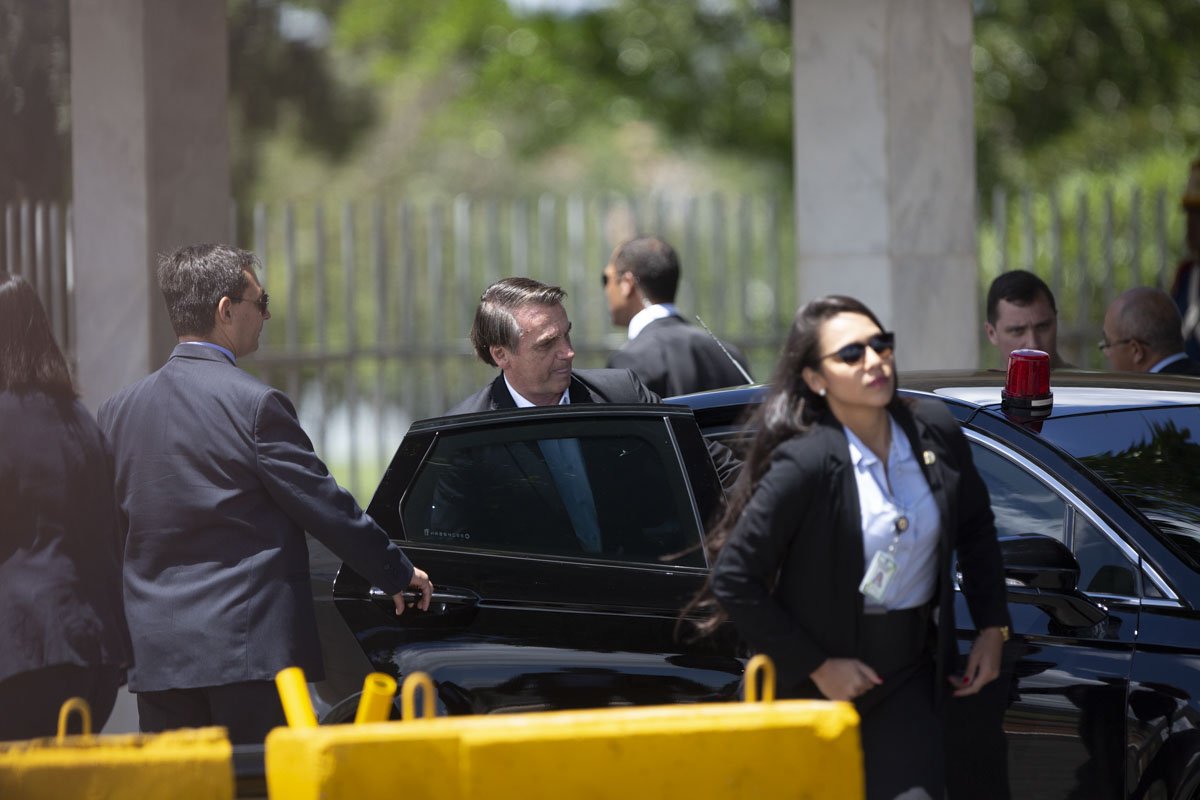 Bolsonaro sai do palacio do alvorada para viagem oficial a Israel