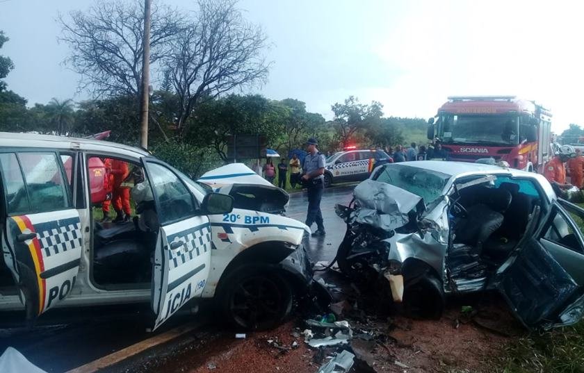 Colisão entre dois carros no DF deixa duas pessoas mortas e 5 feridas