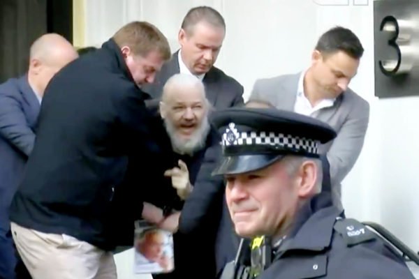 Governo deve se posicionar contra extradição de Assange