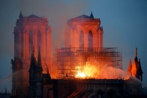 “O fogo se confundia com o pôr-do-sol”, conta brasileira em Paris