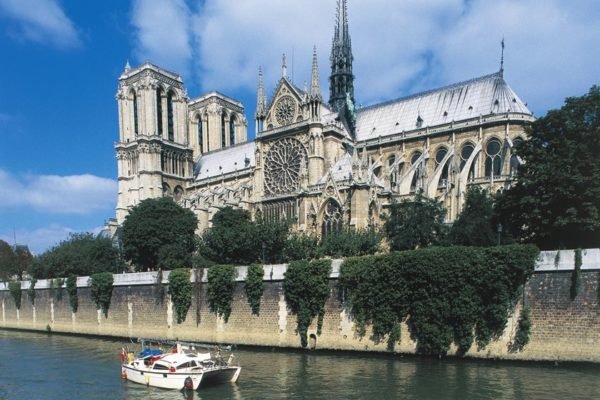 Reconstrução da Catedral de Notre-Dame será idêntica à original
