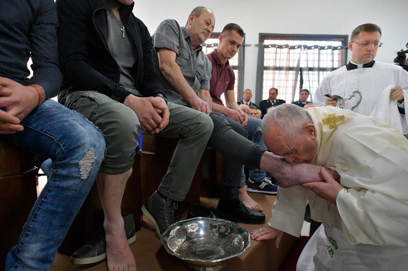 Papa Francisco lava pés de 12 presos. Entre eles, um brasileiro