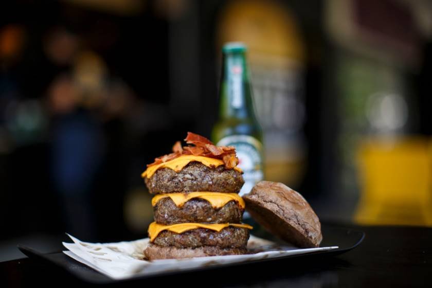 Na foto, hambúrguer com carne e bastante queijo - Metrópoles