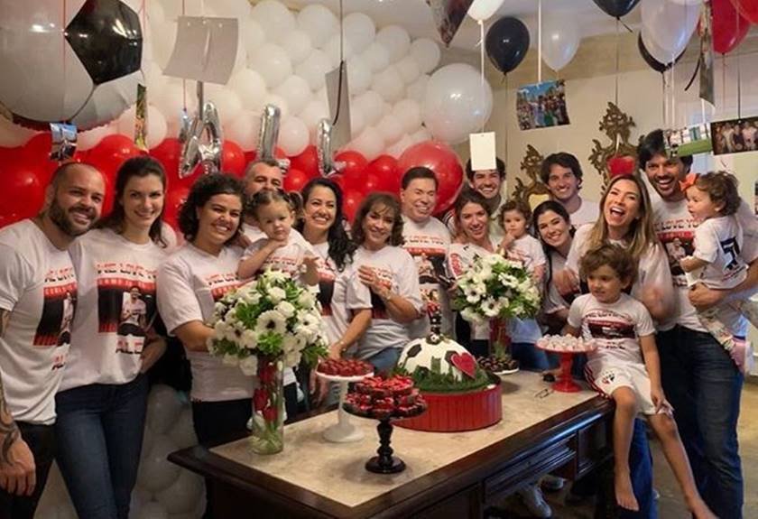 Resultado de imagem para SILVIO SANTOS FAZ SURPRESA NA FESTA DE FINAL DE ANO