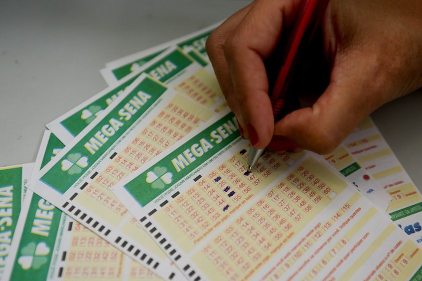 Resultado de imagem para Mega-Sena acumula e pode pagar R$ 34 milhões na quarta-feira