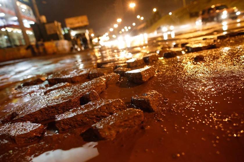 Marginal da EPTG próximo ao viaduto Israel Pinheiro,  com muita lama e pedaços do asfalto arracados pela enxurrada durante a chuva. Fotos Igo Estrela
