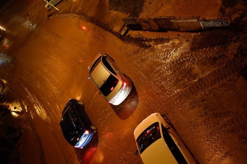 Marginal da EPTG próximo ao viaduto Israel Pinheiro,  com muita lama e pedaços do asfalto arracados pela enxurrada durante a chuva. Fotos Igo Estrela