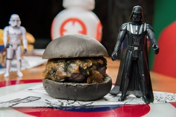 Na foto, um hambúrguer todo preto - Metrópoles