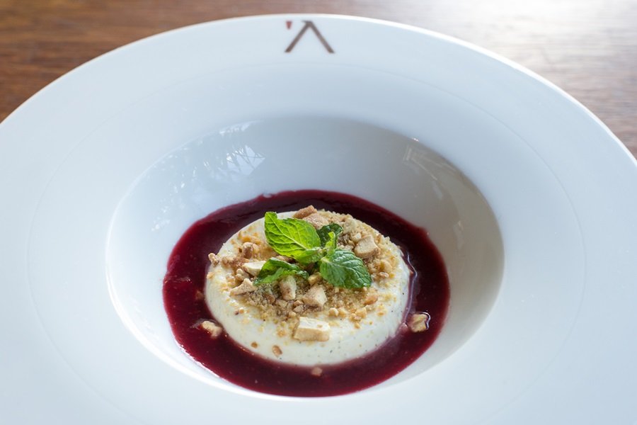PANNA COTTA DE BAUNILHA COM CALDA DE FRUTAS_MENU EXECUTIVO_FOTO_RAYAN RIBEIRO_2714