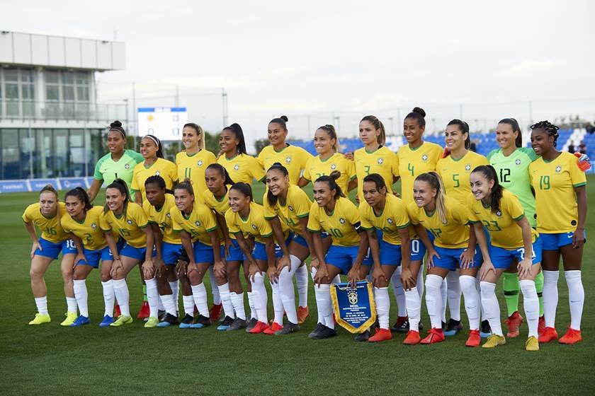 Campo de futebol com escalação da seleção belga para competição