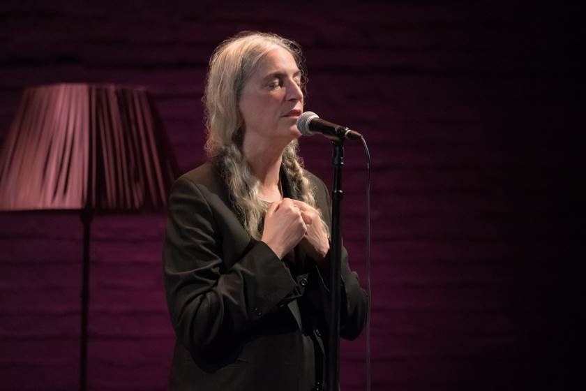 Ícone do punk, Patti Smith cancela show após passar mal na Itália - A Rádio  Rock - 89,1 FM - SP