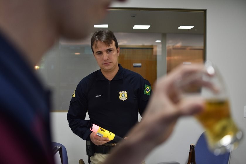 Etilômetro testado ao vivo em repórter detecta álcool em ambiente