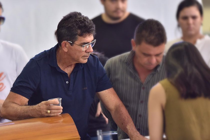 Pai de Gabriel Diniz no velório do cantor