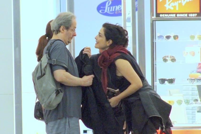 *EXCLUSIVO* Leticia Sabatella e Daniel Dantas se Beijam em Passeio no Shopping da Gavea no Rio de Janeiro.
