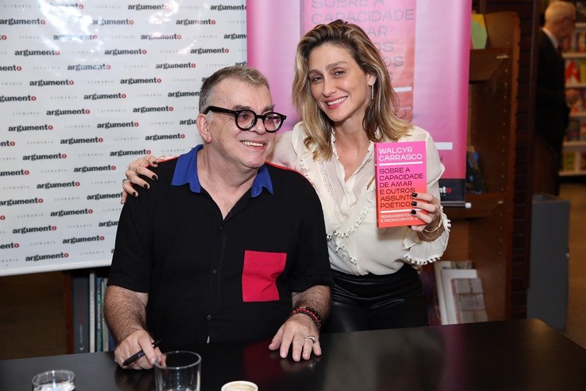 Walcyr Carrasco e Amora Mautner em lançamento de livro