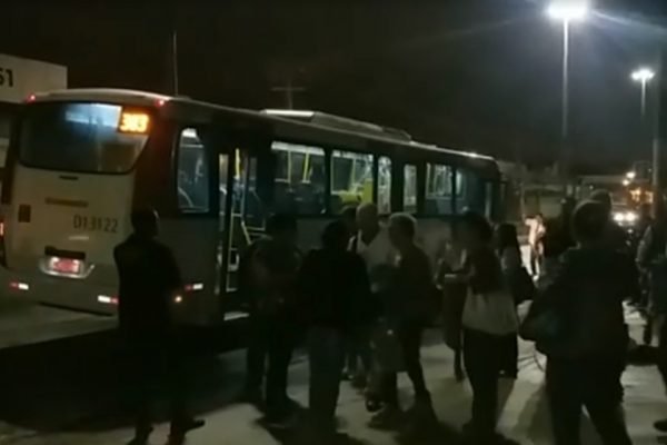 Mulher Morre Em Troca De Tiros Entre Pms E Criminosos Em ônibus No Rj Metrópoles