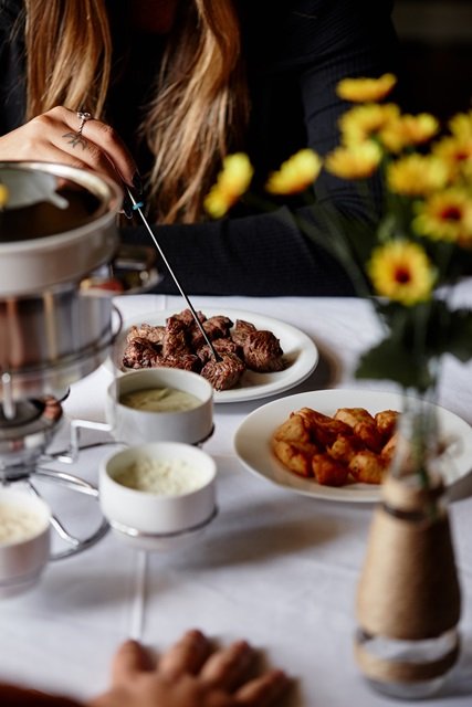 Fondue com vários acompanhamentos