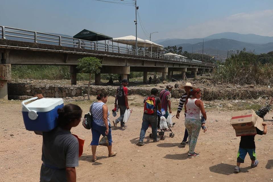Maduro ordena reabertura de fronteira venezuelana com a Colômbia