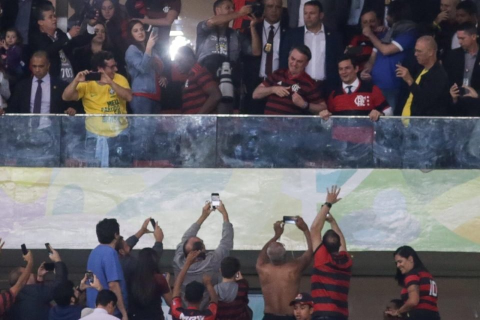 Resultado de imagem para Com Bolsonaro e Moro nos camarotes, Flamengo derrota o CSA em BrasÃ­lia